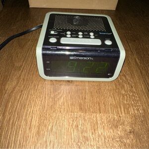 Emerson model CKS1702 Alarm Clock Radio Digital Display Tested Works‎ Vintage